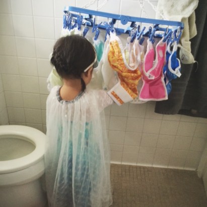 Queen Elsa does her chores // you & mie